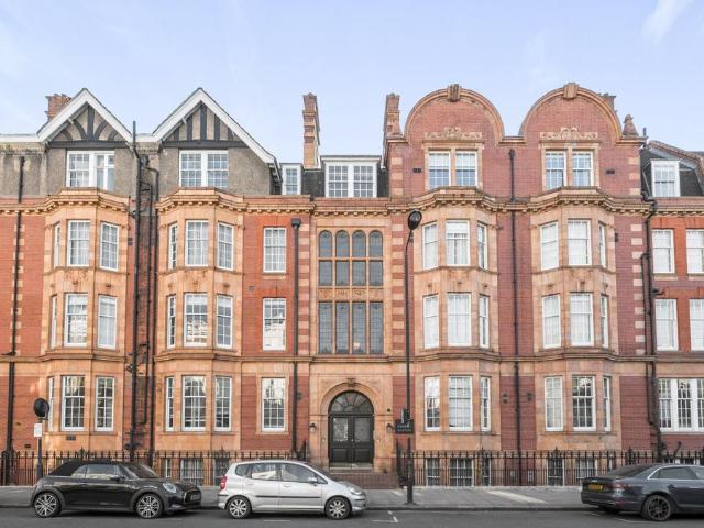 Flat for sale in Kensington, Greater London