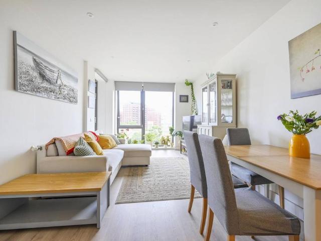 Flat for sale in E14, London