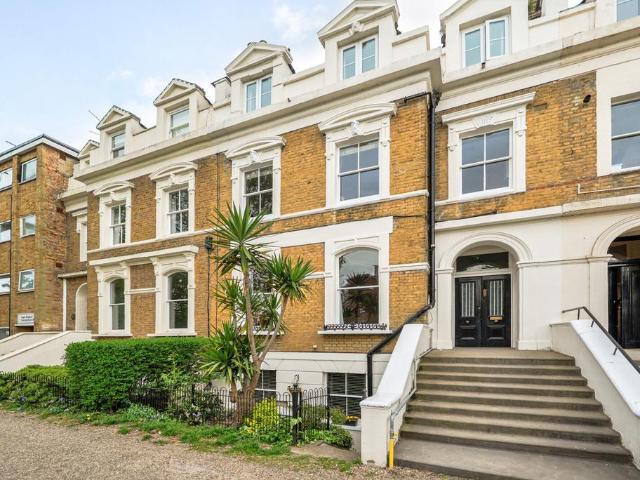 Flat for sale in Strawberry Hill, Greater London
