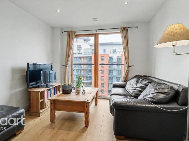 Flat for sale in Richmond Hill, West Yorkshire