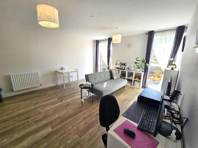 Flat for sale in Hayes, Greater London