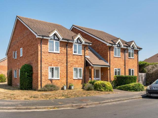 Flat for sale in Woking, Surrey
