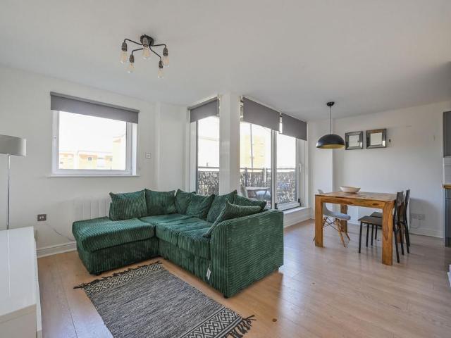 Flat for sale in Reach, Greater London
