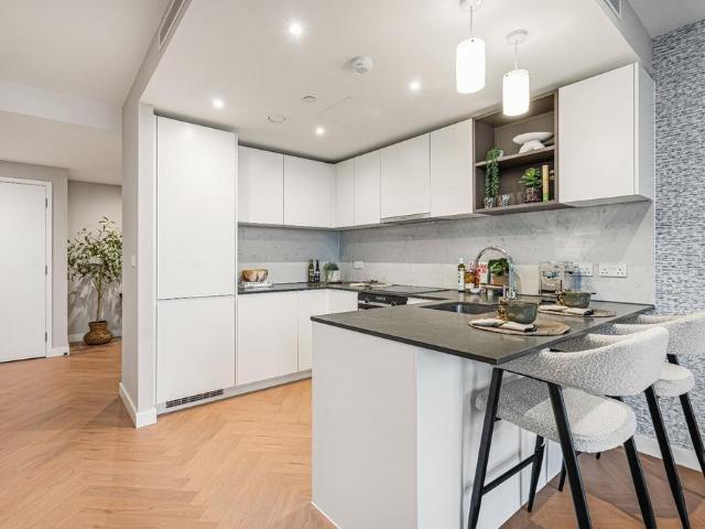 Flat for sale in Isle Of Dogs, Greater London