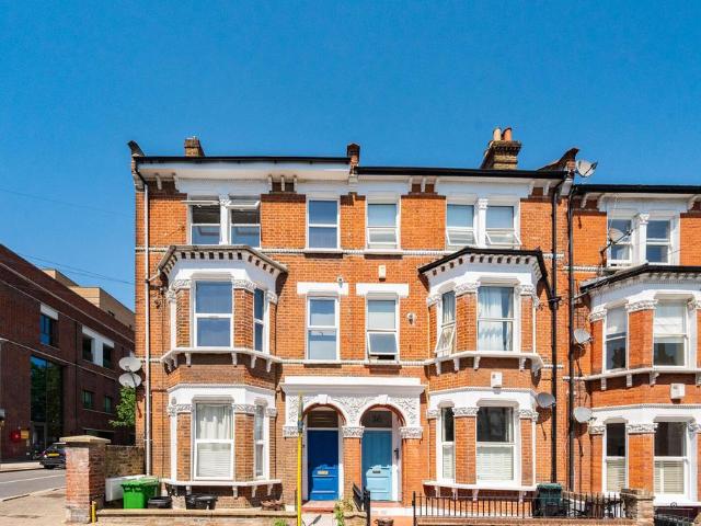 Flat for sale in Clapham Junction, Greater London