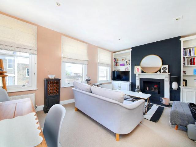 Flat for sale in Clapham Junction, Greater London