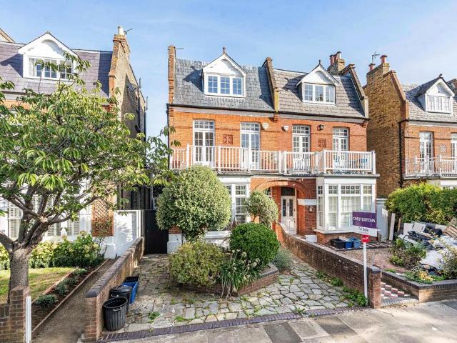 Flat for sale in London Borough of Richmond upon Thames, Greater London