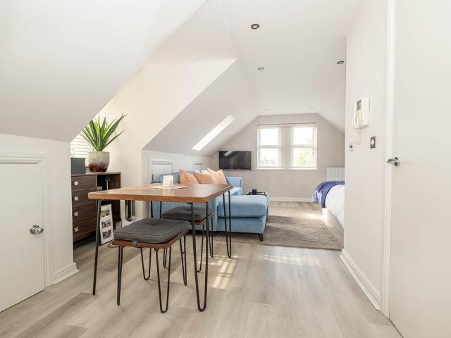 Flat for sale in London Borough of Wandsworth, Greater London