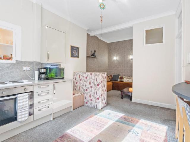Flat for sale in Hillside, Leith