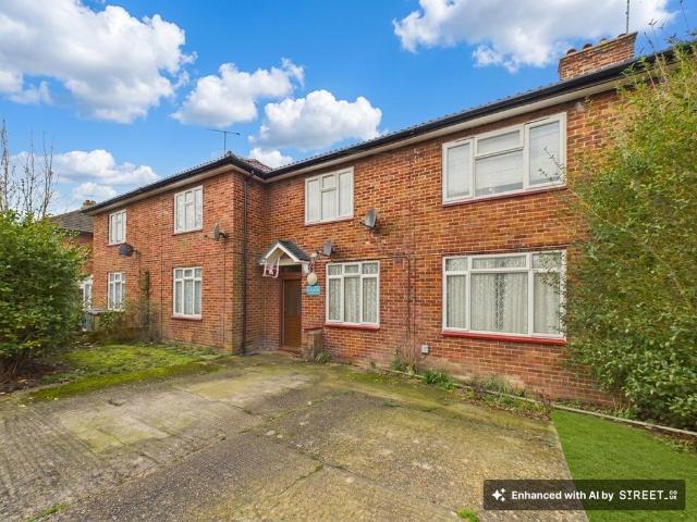 Flat for sale in Elstree and Borehamwood, Borehamwood