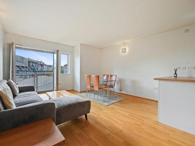 Flat for sale in East Greenwich, Greater London