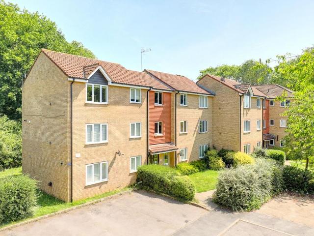 Flat for sale in Kings Hill, Colliers End