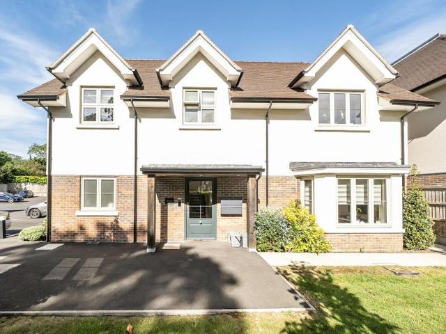 Flat for sale in Bushey Heath, Hertfordshire