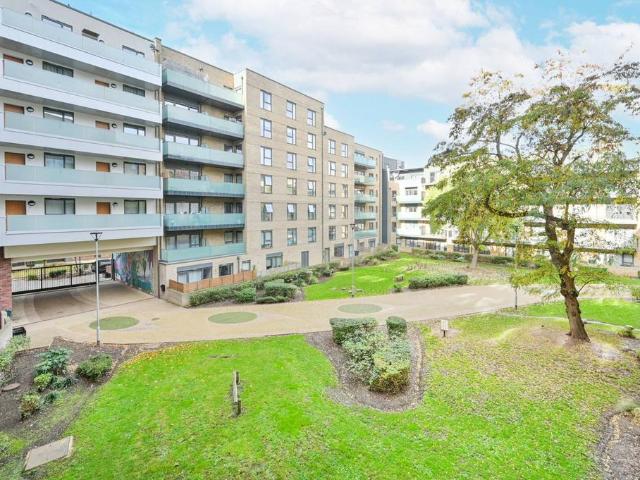 Flat for sale in London Borough of Ealing, Hanwell