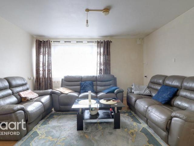 Flat for sale in London Borough of Ealing, Greenford