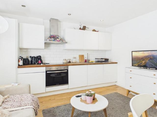 Flat for sale in Streatham, Greater London