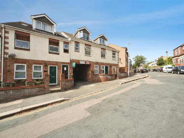 Flat for sale in Spring Park, Luton