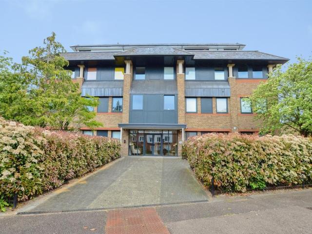 Flat for sale in Connaught Park, Bushey