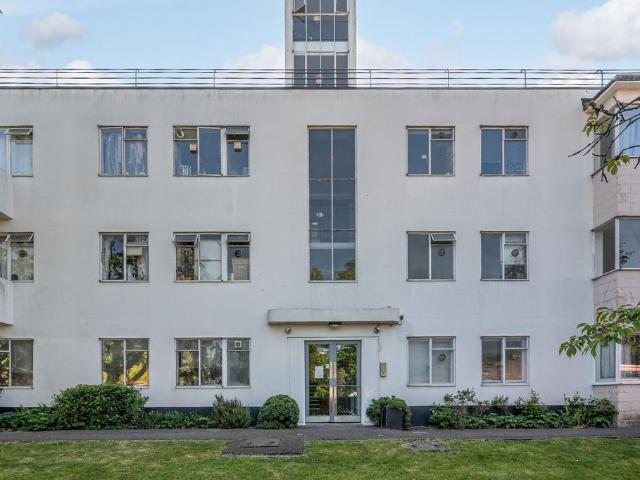 Flat for sale in Streatham Hill, Greater London