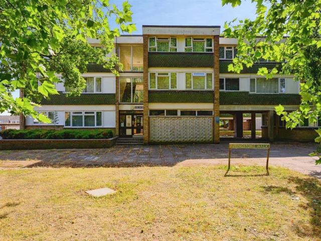 Flat for sale in Highfield, Pouchen End