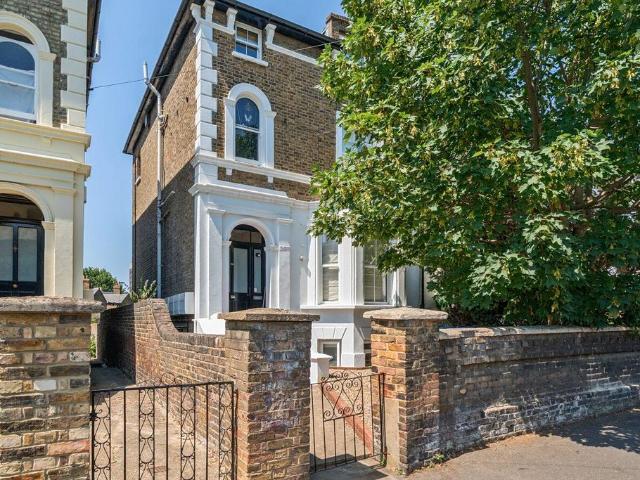 Flat for sale in Surbiton, Greater London