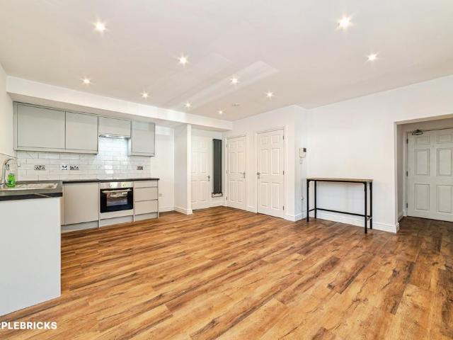 Flat for sale in Basingstoke, Basingstoke and Deane