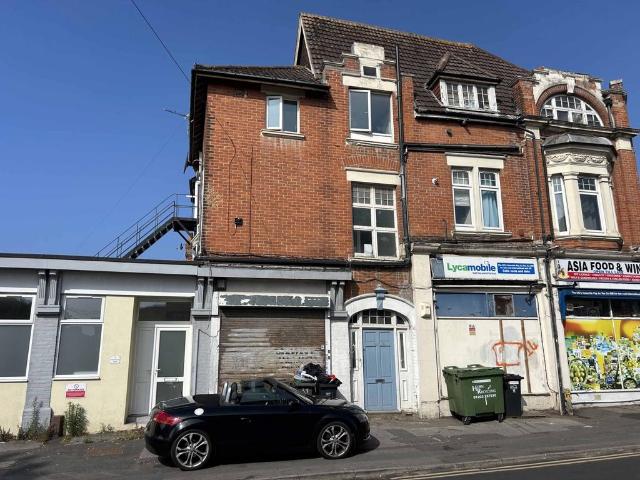 Flat for sale in Pokesdown, Bournemouth