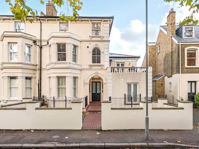 Flat for sale in Surbiton, Greater London