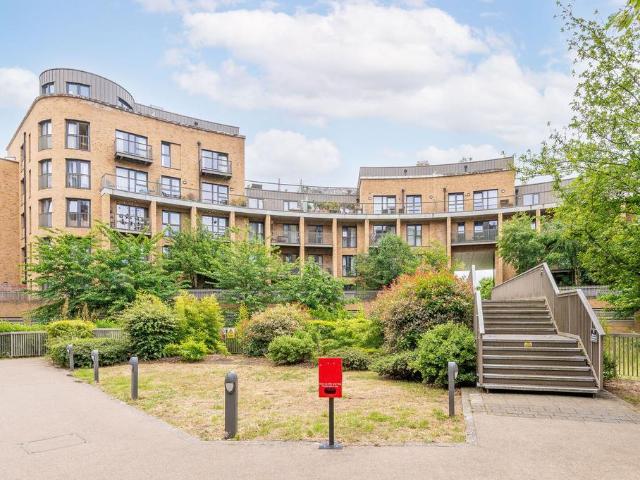 Flat for sale in London Borough of Croydon, Waddon