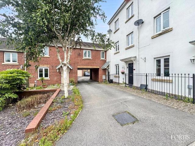 Flat for sale in Bridgend, Wales