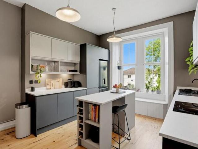 Flat for sale in Shawlands, Scotland