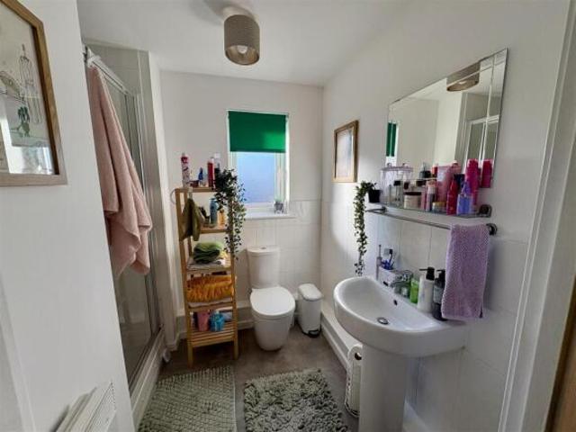 Flat for sale in New Broughton, Wales