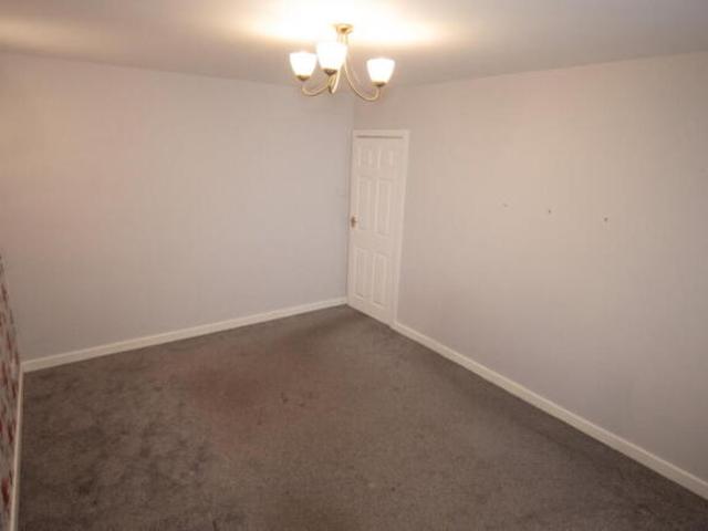 Flat for sale in Almondbury, West Yorkshire