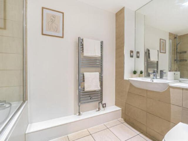 Flat for sale in Silvertown, Greater London