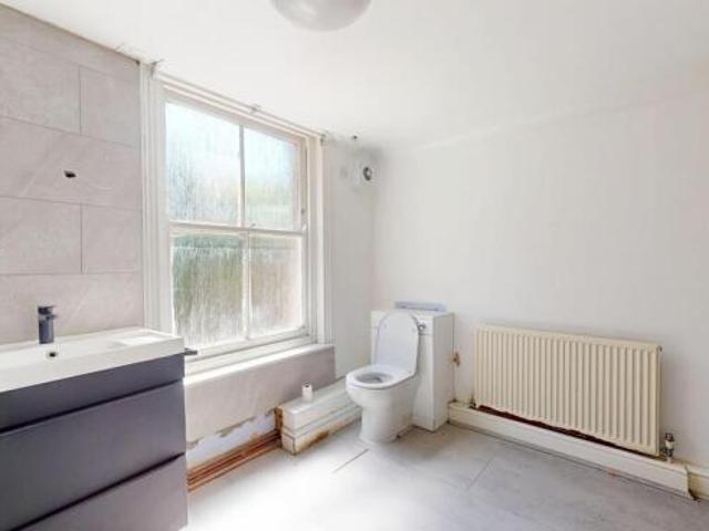 Flat for sale in Battersea, Greater London
