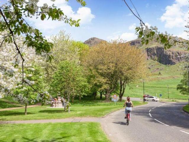 Flat for sale in Newington, Scotland