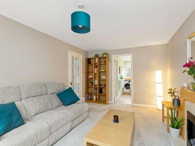 Flat for sale in Newington, Scotland