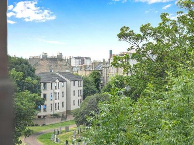 Flat for sale in Hillside, Leith
