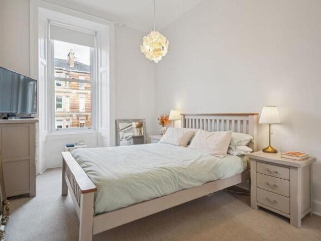 Flat for sale in Hyndland, Scotland