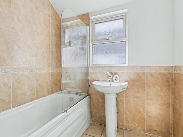 Flat for sale in Phippsville, Northampton