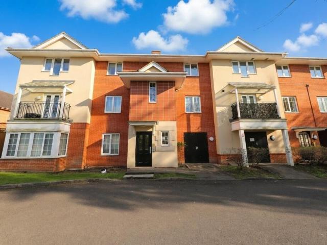 Flat for sale in Ruislip, Greater London