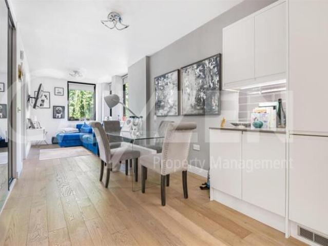 Flat for sale in Connaught Park, Bushey