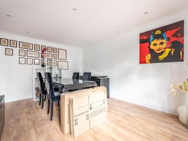 Flat for sale in Nine Elms, Greater London