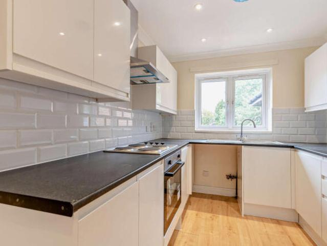 Flat for sale in South Lane, West Yorkshire