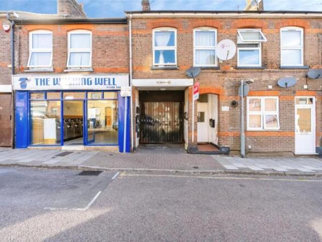 Flat for sale in Luton