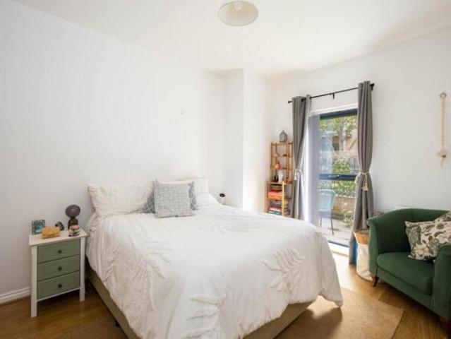 Flat for sale in Stamford Hill, Greater London