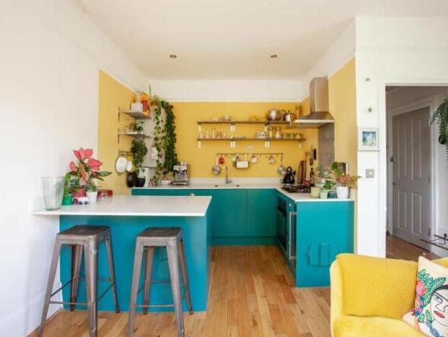 Flat for sale in Cat Hill, England
