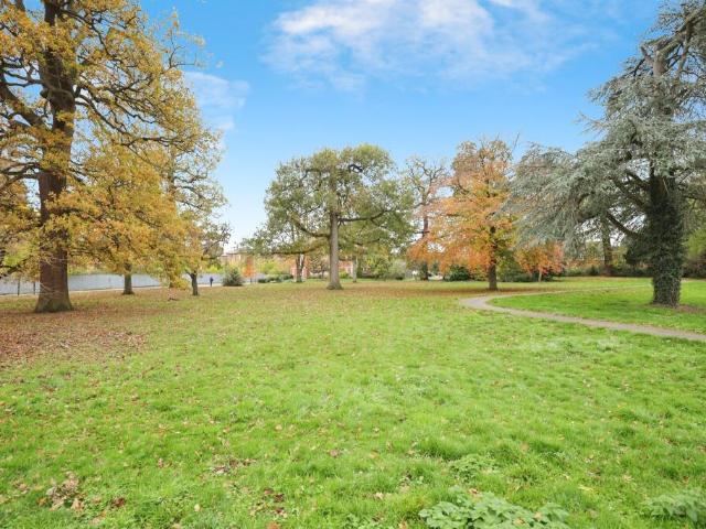 Flat for sale in Northampton, Northamptonshire