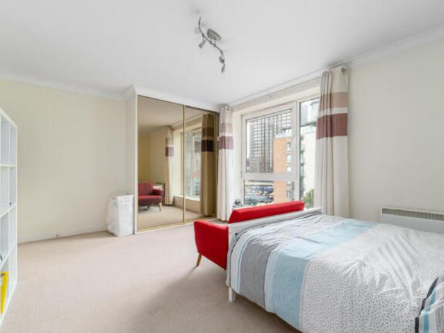 Flat for sale in Boardwalk Place, Blackwall