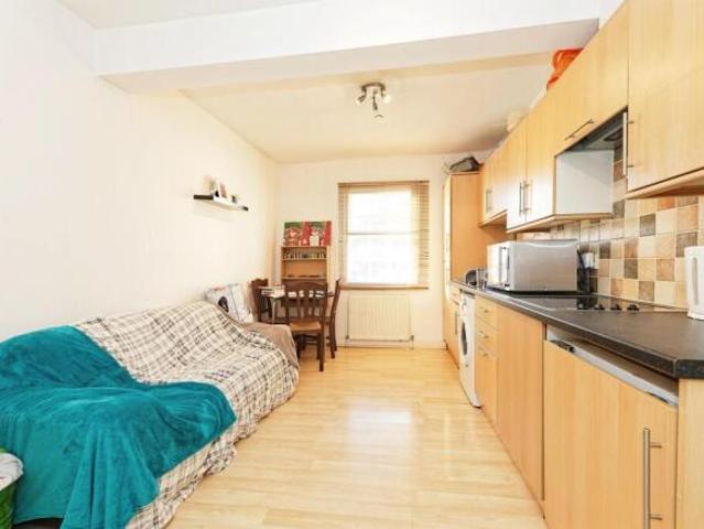 Flat for sale in The Bridge, Kent